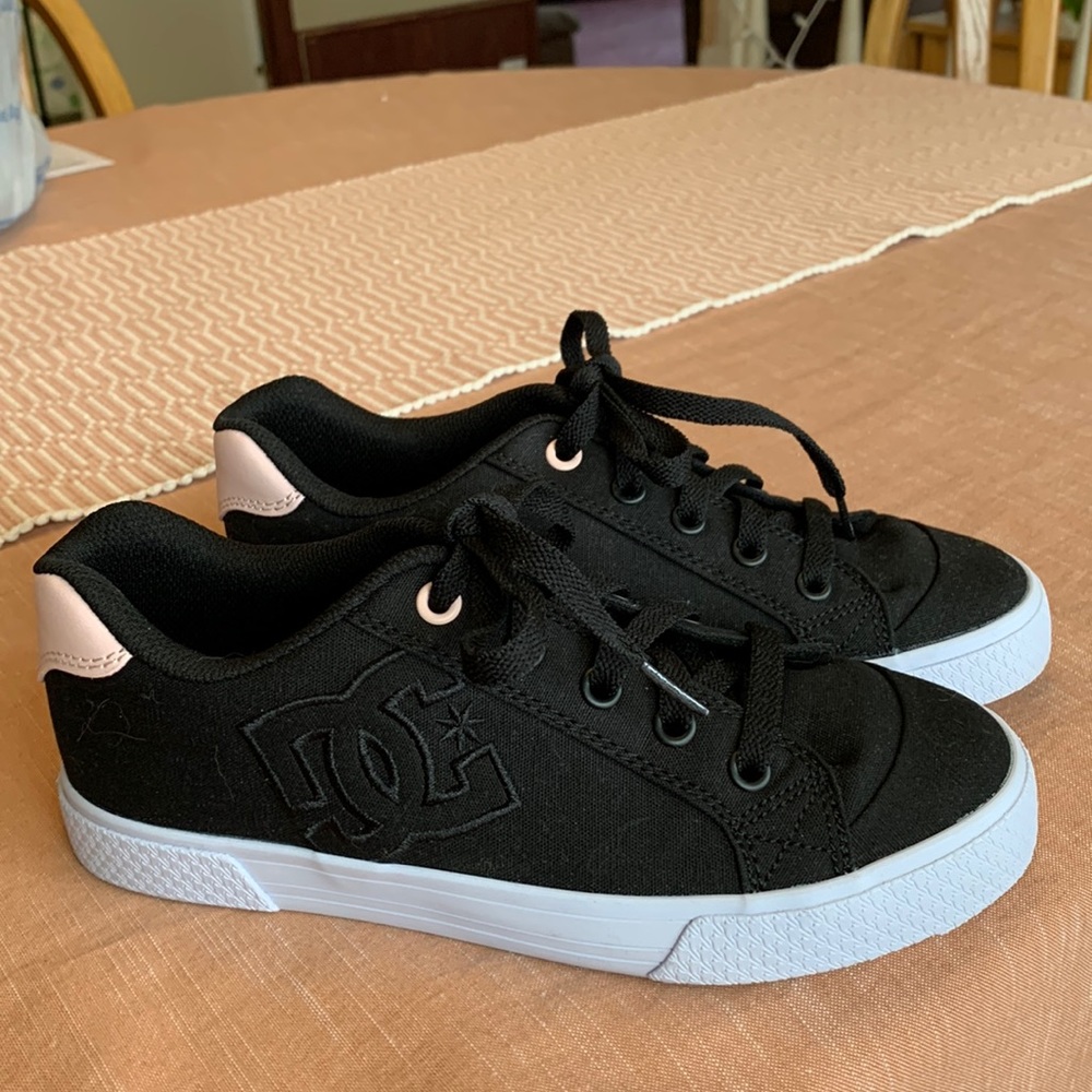 Brand new DC shoes never worn Womans 6.5 $18